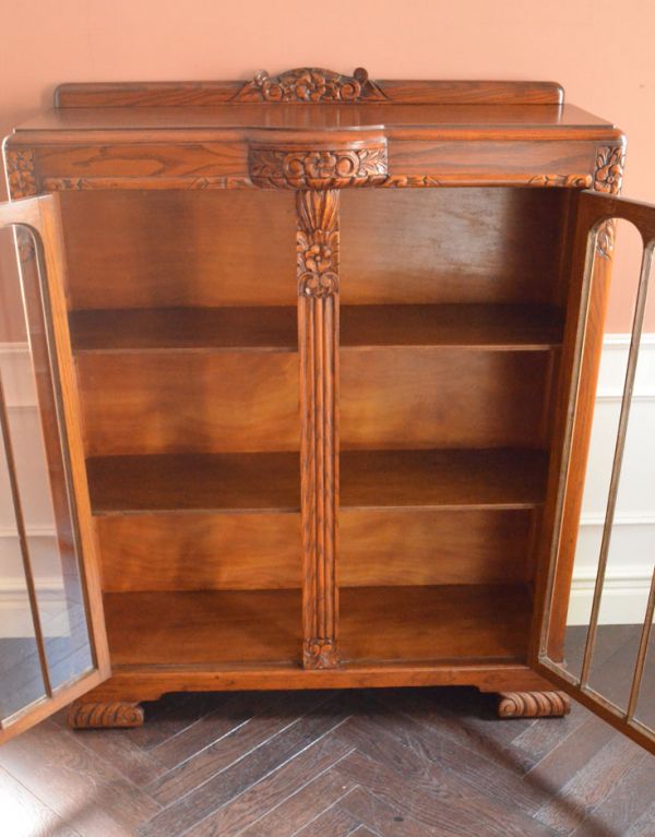 アンティークのキャビネット　アンティーク家具　お花が華やかなアンティークの英国家具、鍵付きのブックケース（本棚）。棚板は２枚で、固定です。(k-1072-f)