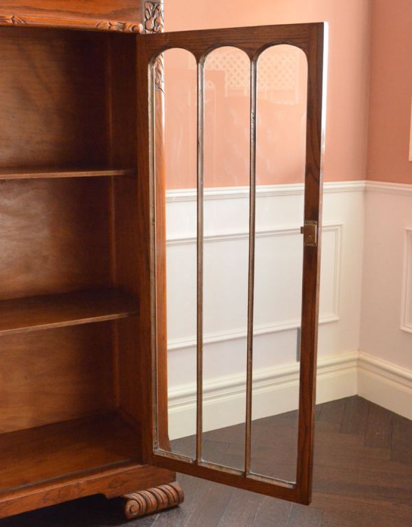 アンティークのキャビネット　アンティーク家具　お花が華やかなアンティークの英国家具、鍵付きのブックケース（本棚）。風格と品があるので、リビングはもちろん、和室や書斎、客間にも最適。(k-1072-f)