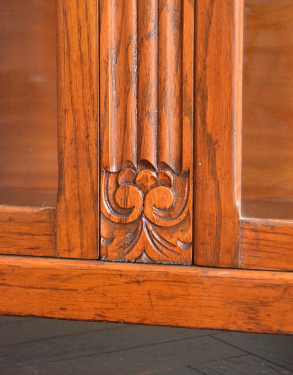 アンティークのキャビネット　アンティーク家具　お花が華やかなアンティークの英国家具、鍵付きのブックケース（本棚）。下の彫です。(k-1072-f)