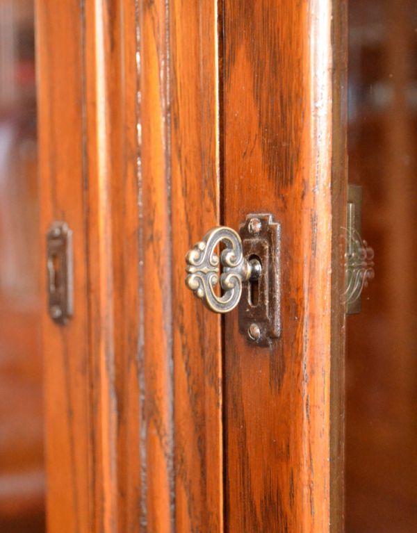 アンティークのキャビネット　アンティーク家具　お花が華やかなアンティークの英国家具、鍵付きのブックケース（本棚）。鍵穴に鍵を引っかけて、取っ手のようにして開閉してください。(k-1072-f)