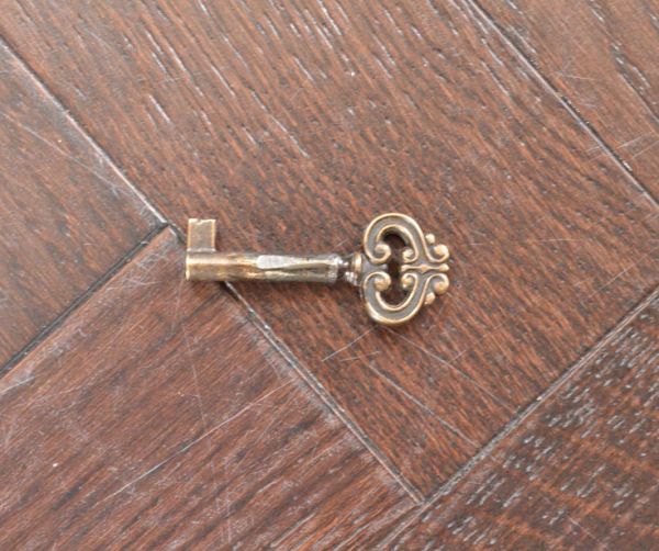 アンティークのキャビネット　アンティーク家具　お花が華やかなアンティークの英国家具、鍵付きのブックケース（本棚）。扉にはアンティークの鍵が付いています。(k-1072-f)