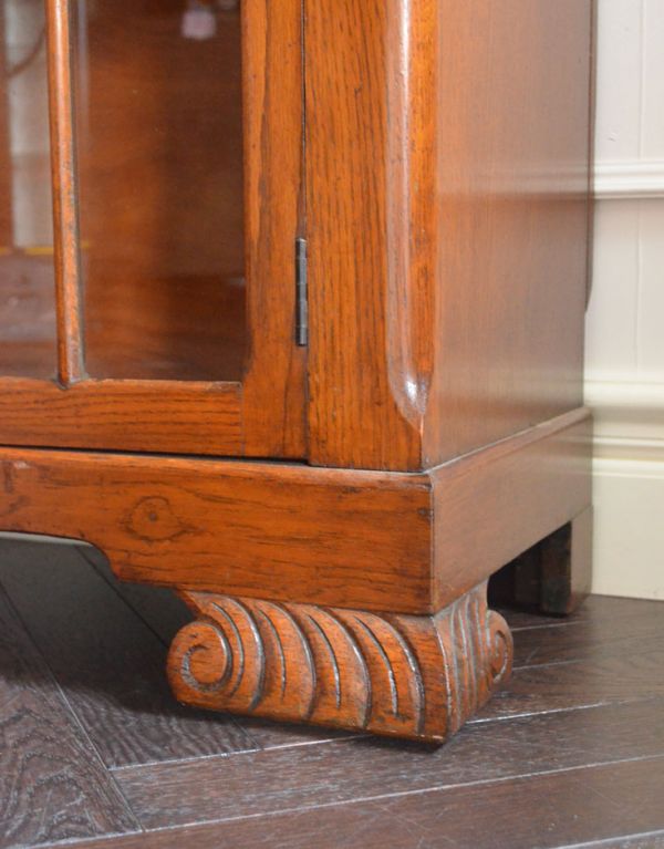 アンティークのキャビネット　アンティーク家具　お花が華やかなアンティークの英国家具、鍵付きのブックケース（本棚）。安定感のある脚がしっかり支えます。(k-1072-f)