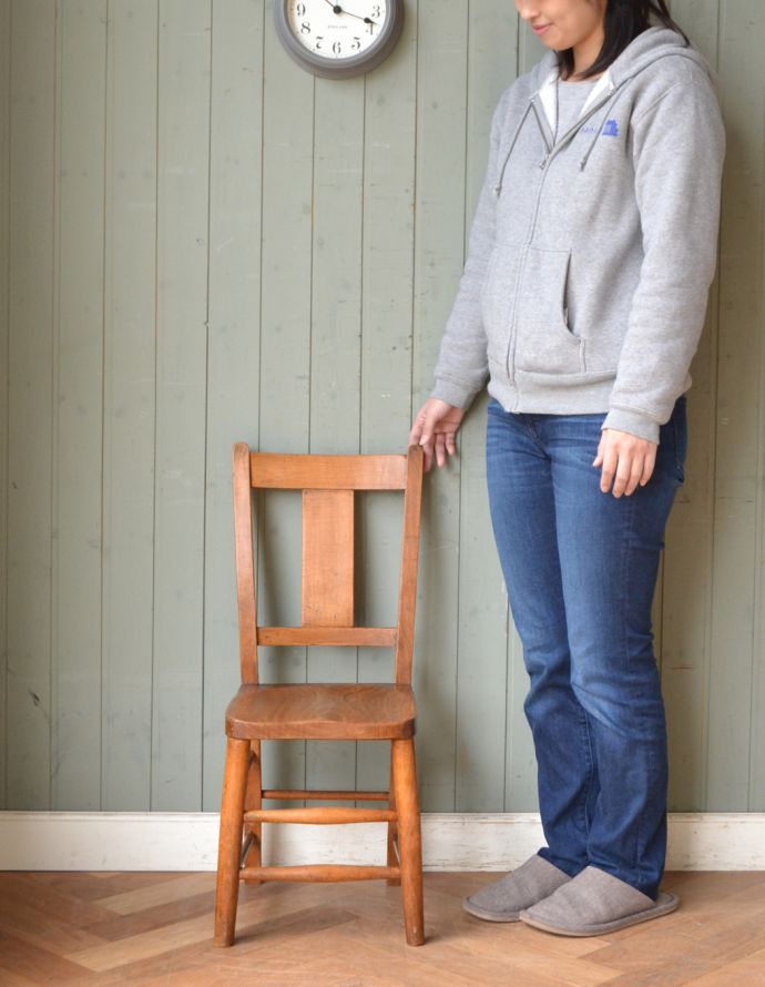 板座面　アンティーク チェア　ナチュラルな木製のアンティークチェア、子どもサイズのチャイルドチェア。お部屋の片隅に置いて、クッションやバスケットなどを飾ってみてはいかがでしょう？（モデルの身長は160cmです）【 全体 】幅32.5×奥行40×高さ74.5cm【 座面 】幅29×奥行30.5×高さ35.5cm。(k-1073-c)