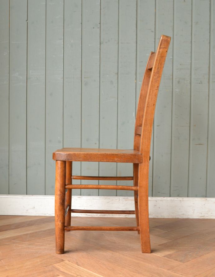 板座面　アンティーク チェア　ナチュラルな木製のアンティークチェア、子どもサイズのチャイルドチェア。しっかりと支えてくてる背もたれの角度は、長く座っていても疲れません。(k-1073-c)