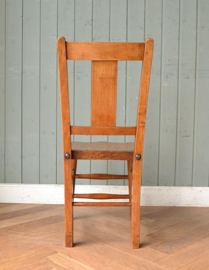 板座面　アンティーク チェア　ナチュラルな木製のアンティークチェア、子どもサイズのチャイルドチェア。持ち運びも楽チンですよ。(k-1073-c)