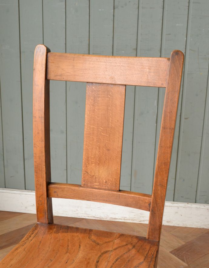 板座面　アンティーク チェア　ナチュラルな木製のアンティークチェア、子どもサイズのチャイルドチェア。キズや汚れ、木目や色は1脚1脚微妙に違いますが、どれもキレイに仕上げています。(k-1073-c)
