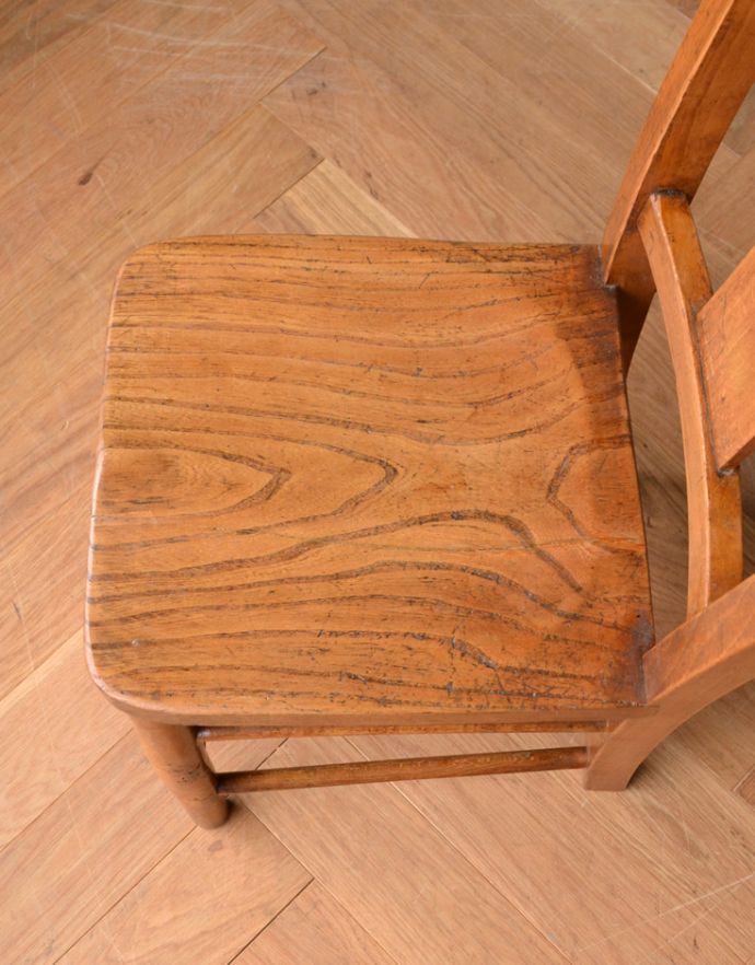 板座面　アンティーク チェア　ナチュラルな木製のアンティークチェア、子どもサイズのチャイルドチェア。角が丸く作られているので、小さいお子様がいるご家庭でも安心です。(k-1073-c)