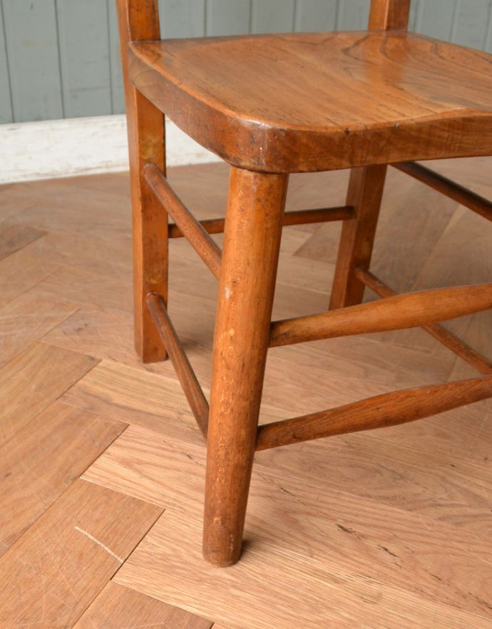 板座面　アンティーク チェア　ナチュラルな木製のアンティークチェア、子どもサイズのチャイルドチェア。メンテナンスをしっかりしているので大柄な男性でも安心してお掛けください。(k-1073-c)