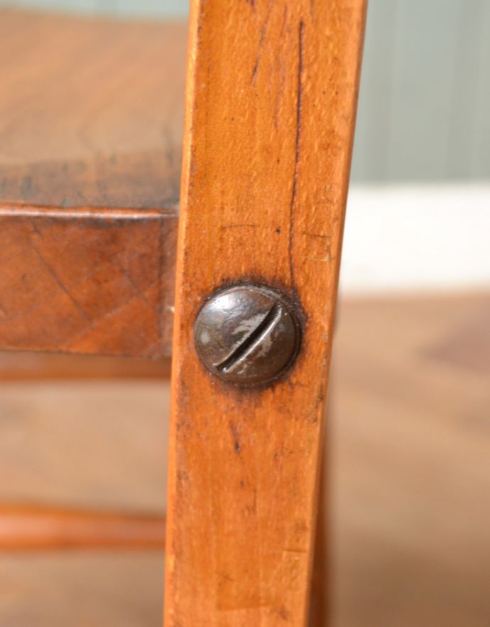 板座面　アンティーク チェア　ナチュラルな木製のアンティークチェア、子どもサイズのチャイルドチェア。アンティークは新品ではないので、経年変化によるキズはありますが、専門の職人によって目立たないようにキレイにお直しをしています。(k-1073-c)