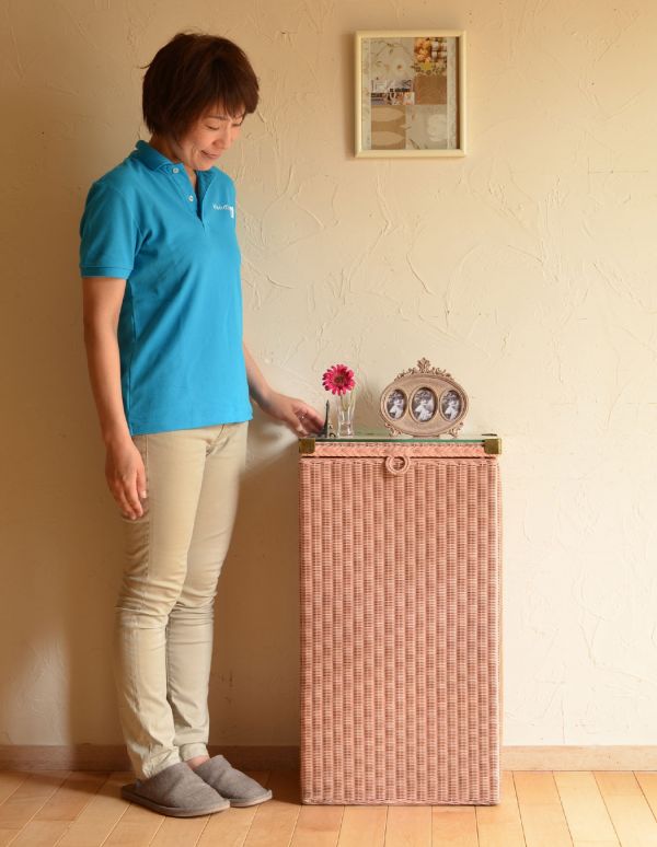 ロイドルーム　アンティーク家具　イギリスのアンティークの家具、テーブルに使えるロイドルームのランドリーボックス。場所もとらないので、お部屋の空いたスペースに置いてみて下さい。(k-1074-f)