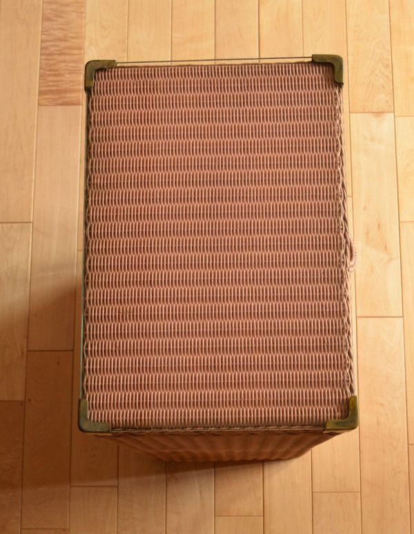 ロイドルーム　アンティーク家具　イギリスのアンティークの家具、テーブルに使えるロイドルームのランドリーボックス。天板のガラスもキレイな状態です。(k-1074-f)