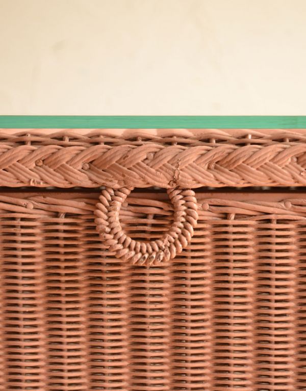 ロイドルーム　アンティーク家具　イギリスのアンティークの家具、テーブルに使えるロイドルームのランドリーボックス。ふたの縁には可愛い編み目があります。(k-1074-f)