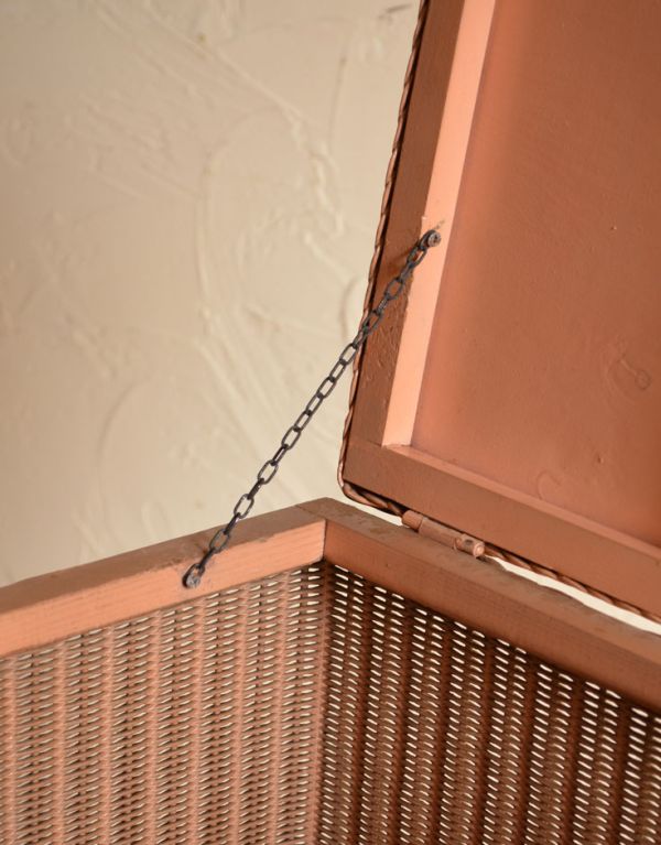 ロイドルーム　アンティーク家具　イギリスのアンティークの家具、テーブルに使えるロイドルームのランドリーボックス。チェーンでつないでいるので安心です。(k-1074-f)