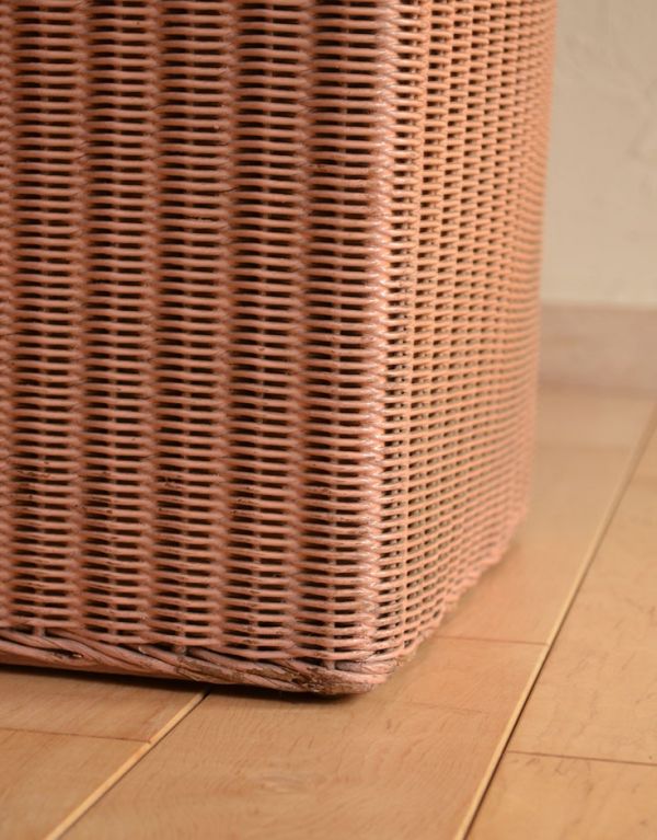 ロイドルーム　アンティーク家具　イギリスのアンティークの家具、テーブルに使えるロイドルームのランドリーボックス。底もしっかりとした安定感があります。(k-1074-f)