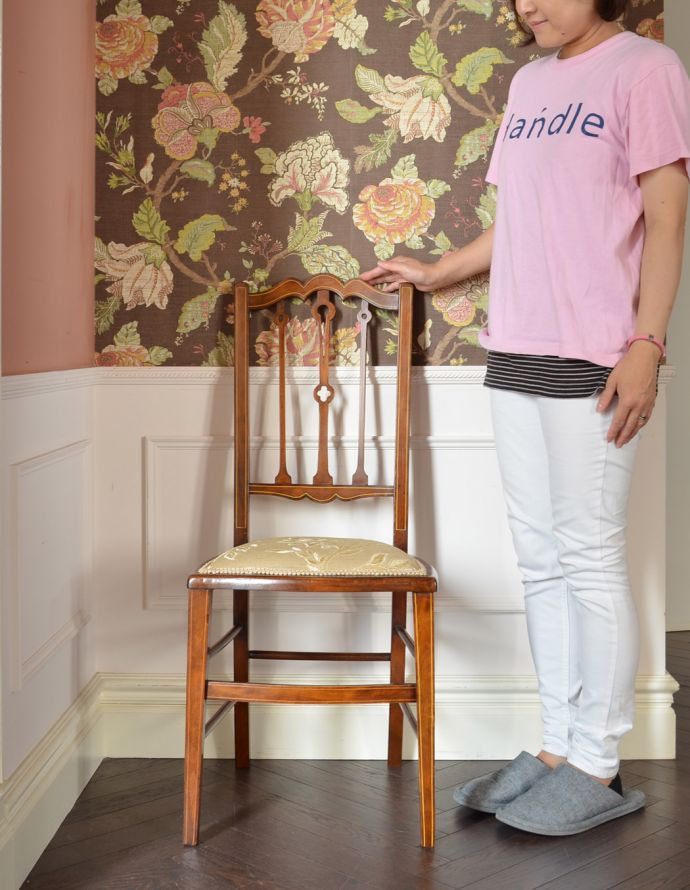 ダイニングチェア　アンティーク チェア　象嵌が入った貴重なアンティーク　マホガニー材の高級感漂うインレイドチェア。上品な雰囲気が漂います。(k-1076-c)