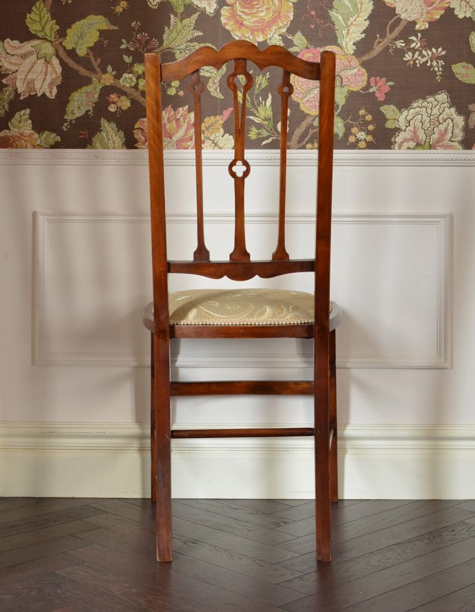 ダイニングチェア　アンティーク チェア　象嵌が入った貴重なアンティーク　マホガニー材の高級感漂うインレイドチェア。アンティークらしく、流行を追わずに長く使えるデザイン。(k-1076-c)