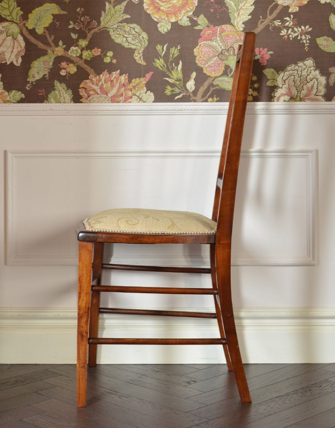 ダイニングチェア　アンティーク チェア　象嵌が入った貴重なアンティーク　マホガニー材の高級感漂うインレイドチェア。脚のラインは横から見ても美しいです。(k-1076-c)