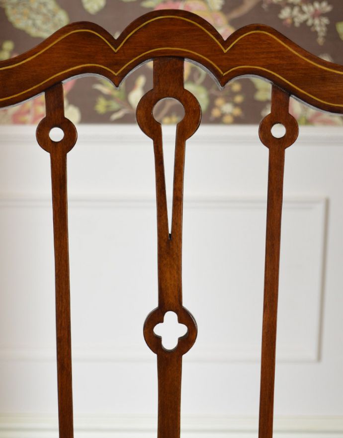 ダイニングチェア　アンティーク チェア　象嵌が入った貴重なアンティーク　マホガニー材の高級感漂うインレイドチェア。背もたれには象嵌が施された芸術品のように美しいチェアです。(k-1076-c)