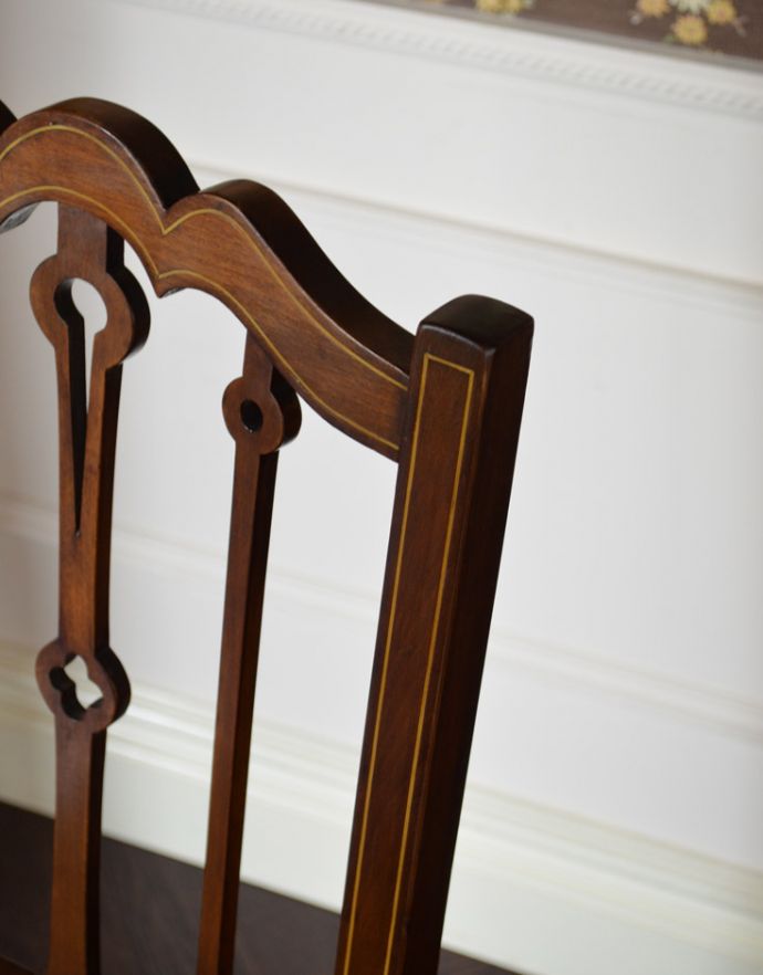 ダイニングチェア　アンティーク チェア　象嵌が入った貴重なアンティーク　マホガニー材の高級感漂うインレイドチェア。アンティークは新品ではないので、経年変化によるキズはありますが、専門の職人によって目立たないようにキレイにお直しをしています。(k-1076-c)