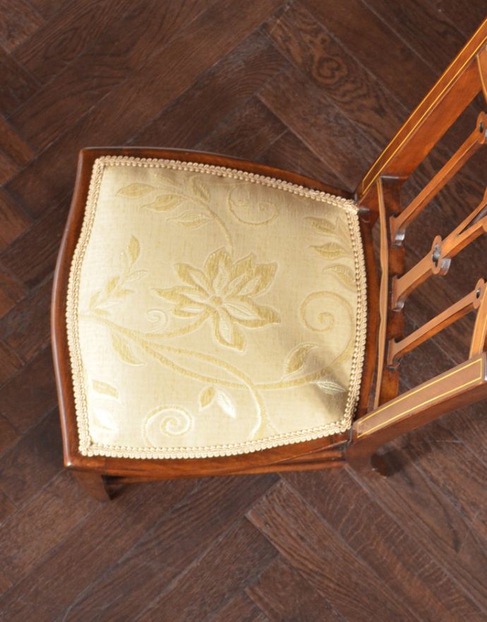 ダイニングチェア　アンティーク チェア　象嵌が入った貴重なアンティーク　マホガニー材の高級感漂うインレイドチェア。座面は、布が貼ってあるので、長時間座っても疲れません。(k-1076-c)