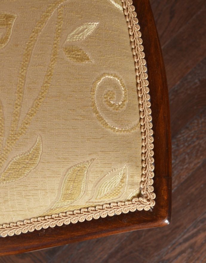 ダイニングチェア　アンティーク チェア　象嵌が入った貴重なアンティーク　マホガニー材の高級感漂うインレイドチェア。高級感溢れる椅子にそっと寄り添うようにシンプルながらも品がある生地で仕上げました。(k-1076-c)