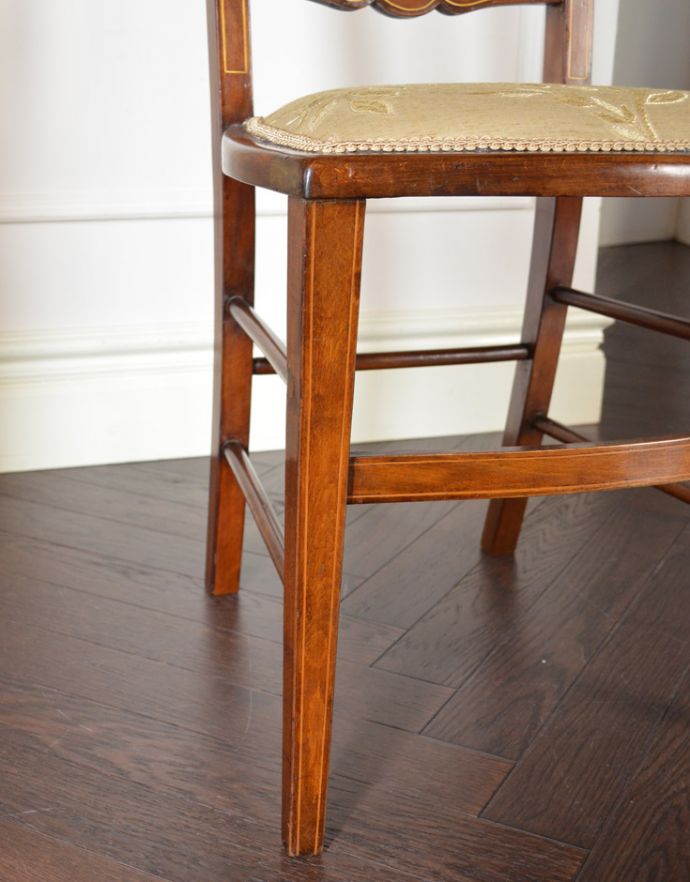 ダイニングチェア　アンティーク チェア　象嵌が入った貴重なアンティーク　マホガニー材の高級感漂うインレイドチェア。きちんとお直ししていますので、大柄な男性でも安心してお掛け下さい。(k-1076-c)