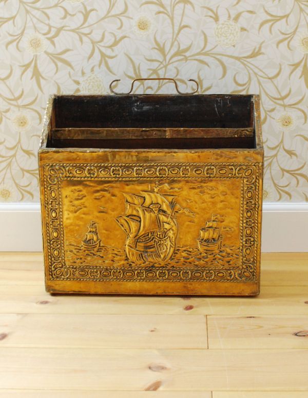 シルバーのテーブルウェア　アンティーク雑貨　英国から到着、真鍮製のアンティークマガジンラック。持ち運びも楽なので、使いたいところで使ってくださいね。(k-1076-f)