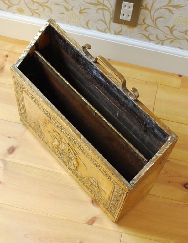 シルバーのテーブルウェア　アンティーク雑貨　英国から到着、真鍮製のアンティークマガジンラック。中までしっかりとお手入れしています。(k-1076-f)