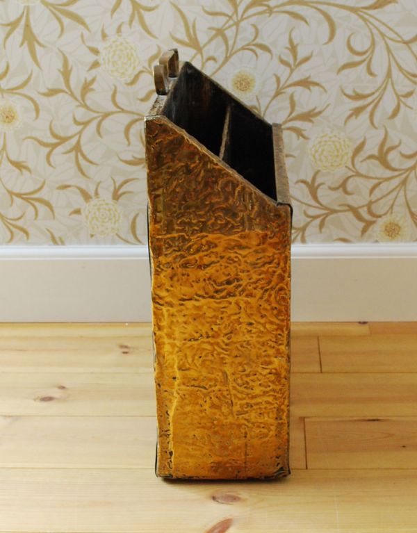 シルバーのテーブルウェア　アンティーク雑貨　英国から到着、真鍮製のアンティークマガジンラック。スマートなので、どこに置いても邪魔になることはありません。(k-1076-f)