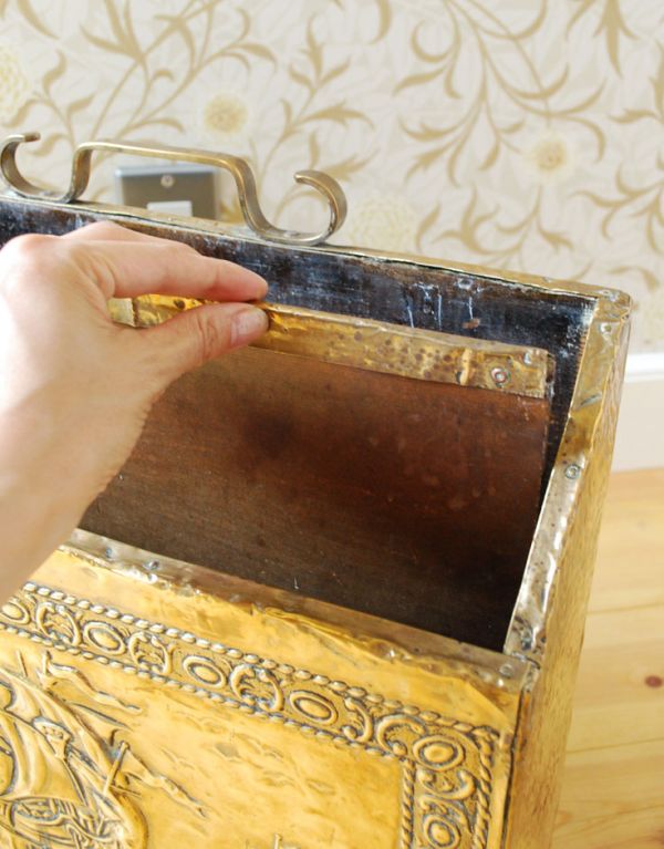 シルバーのテーブルウェア　アンティーク雑貨　英国から到着、真鍮製のアンティークマガジンラック。仕切り板は可動です。(k-1076-f)