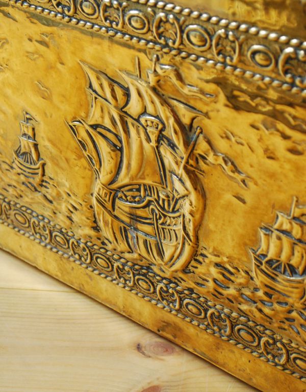 シルバーのテーブルウェア　アンティーク雑貨　英国から到着、真鍮製のアンティークマガジンラック。ゴージャスな船の模様です。(k-1076-f)