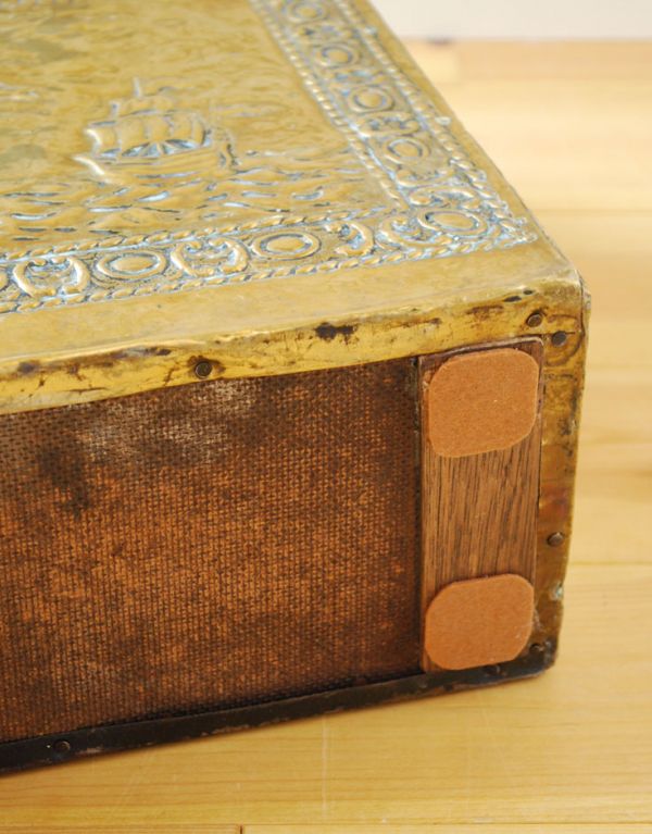 シルバーのテーブルウェア　アンティーク雑貨　英国から到着、真鍮製のアンティークマガジンラック。後ろから見るとこんな感じです。(k-1076-f)