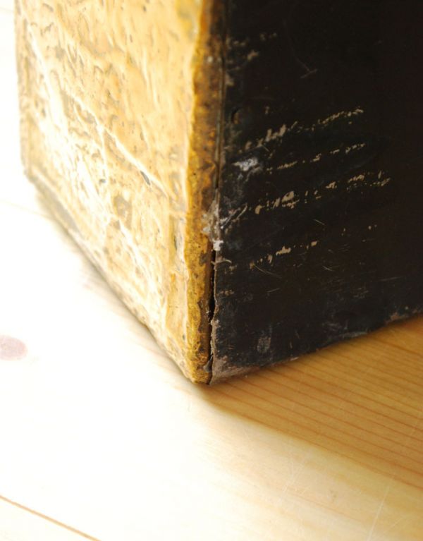 シルバーのテーブルウェア　アンティーク雑貨　英国から到着、真鍮製のアンティークマガジンラック。専門の職人によってお直ししていますが、アンティークは新品ではありません。(k-1076-f)