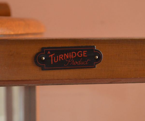 アンティークのキャビネット　アンティーク家具　背面に鏡をはめ込んだアンティークの美しいガラスキャビネット。家具メーカーのものと思われるタグが付いています。(k-1077-f)