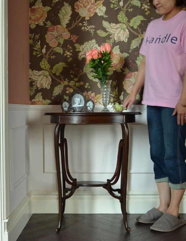 ロイドテーブル　アンティーク家具　マホガニー材の高級感がある英国家具、オケージョナルテーブル。そっと壁に付けて置くだけで、オシャレな雰囲気に。(k-1078-f)