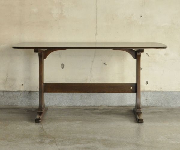 アーコールの家具 アンティーク家具 T字脚がスマートなヴィンテージ家具、アーコールのダイニングテーブル 。2〜5人で使える大きさです。(k-1080-f)
