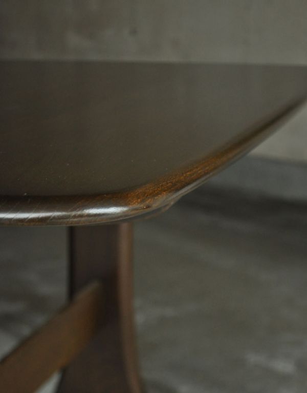アーコールの家具 アンティーク家具 T字脚がスマートなヴィンテージ家具、アーコールのダイニングテーブル 。角が丸いので小さなお子様がいるお家でも安心してお使いいただけます。(k-1080-f)