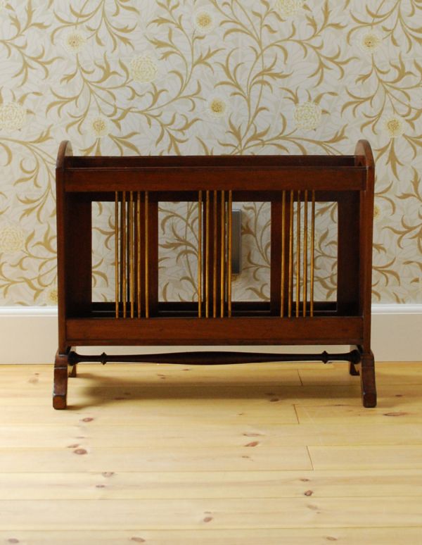 アンティーク家具　英国の小さな収納家具、アンティークのマガジンラック。持ち運びも楽なので、使いたいところで使ってくださいね。(k-1082-f)