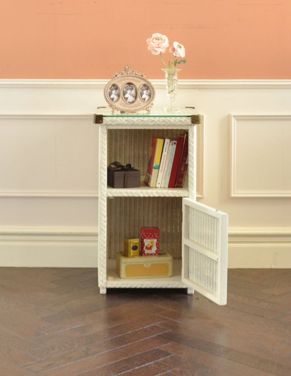 アンティーク家具　イギリスのアンティーク家具、白いロイドルームのベッドサイドカップボード。オープン棚には、読みかけの本やティッシュボックスを。(k-1083-f)