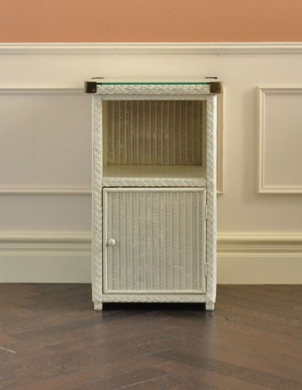 アンティーク家具　イギリスのアンティーク家具、白いロイドルームのベッドサイドカップボード。オープン棚にはよく使う雑貨を。(k-1083-f)