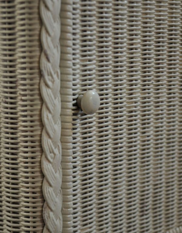 アンティーク家具　イギリスのアンティーク家具、白いロイドルームのベッドサイドカップボード。扉には、真ん丸で可愛い取っ手がついています。(k-1083-f)