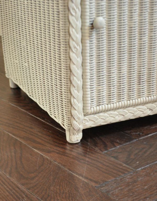 アンティーク家具　イギリスのアンティーク家具、白いロイドルームのベッドサイドカップボード。可愛らしい小さな脚がしっかりとキャビネットを支えてくれます。(k-1083-f)