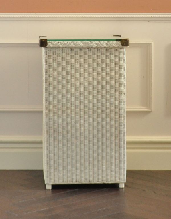 アンティーク家具　イギリスのアンティーク家具、白いロイドルームのベッドサイドカップボード。後ろもきれいに仕上がっています。(k-1083-f)