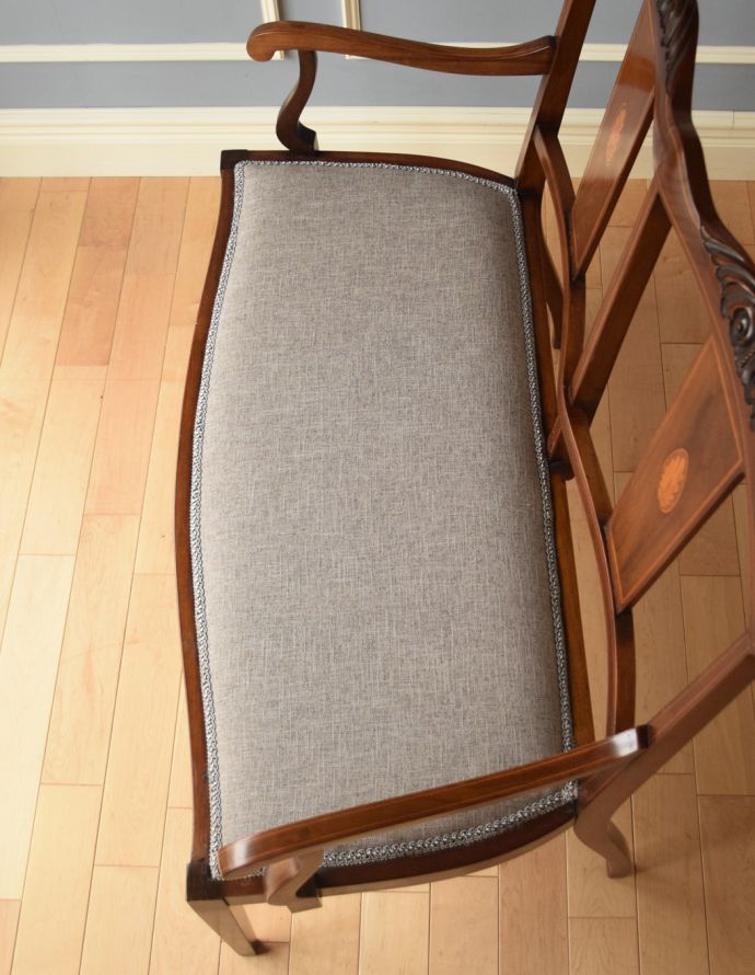 英国クラシックスタイル アンティーク チェア 象嵌が美しいアンティークチェア、マホガニー材を使ったセティ(ソファ)。すわり心地がいい座面。(k-1084-c)