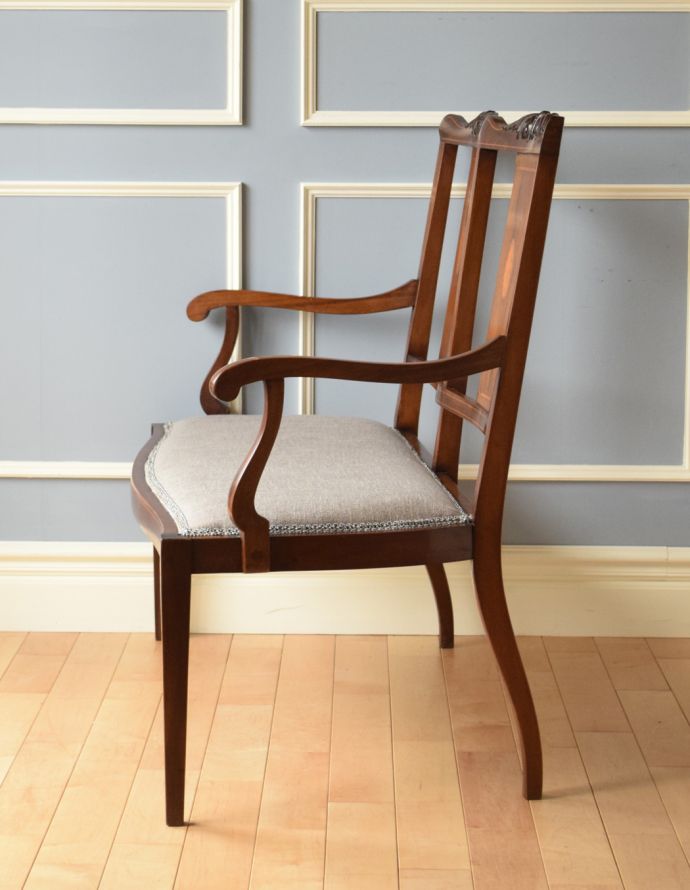 英国クラシックスタイル アンティーク チェア 象嵌が美しいアンティークチェア、マホガニー材を使ったセティ(ソファ)。横から見ても綺麗な装飾が楽しめます。(k-1084-c)