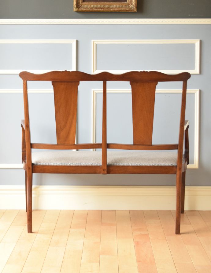 英国クラシックスタイル アンティーク チェア 象嵌が美しいアンティークチェア、マホガニー材を使ったセティ(ソファ)。アンティークらしく、流行を追わずに長く使えるデザイン。(k-1084-c)