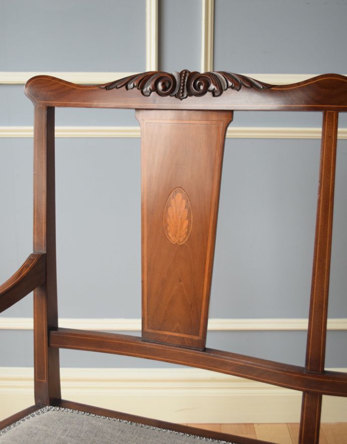 英国クラシックスタイル アンティーク チェア 象嵌が美しいアンティークチェア、マホガニー材を使ったセティ(ソファ)。背もたれの部分に、象嵌が施された芸術品のように美しいチェア。(k-1084-c)