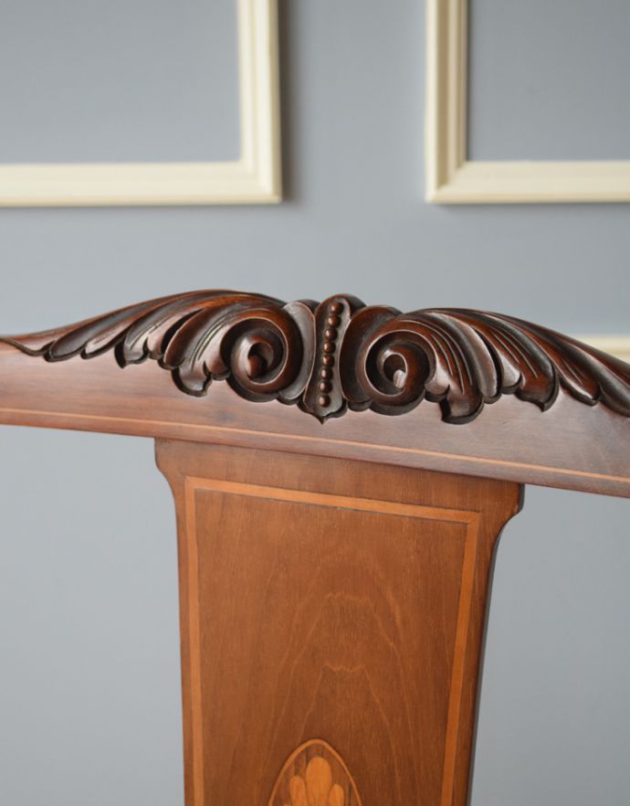 英国クラシックスタイル アンティーク チェア 象嵌が美しいアンティークチェア、マホガニー材を使ったセティ(ソファ)。木目や色は1脚1脚微妙に違いますが、どれもキレイに仕上げています。(k-1084-c)