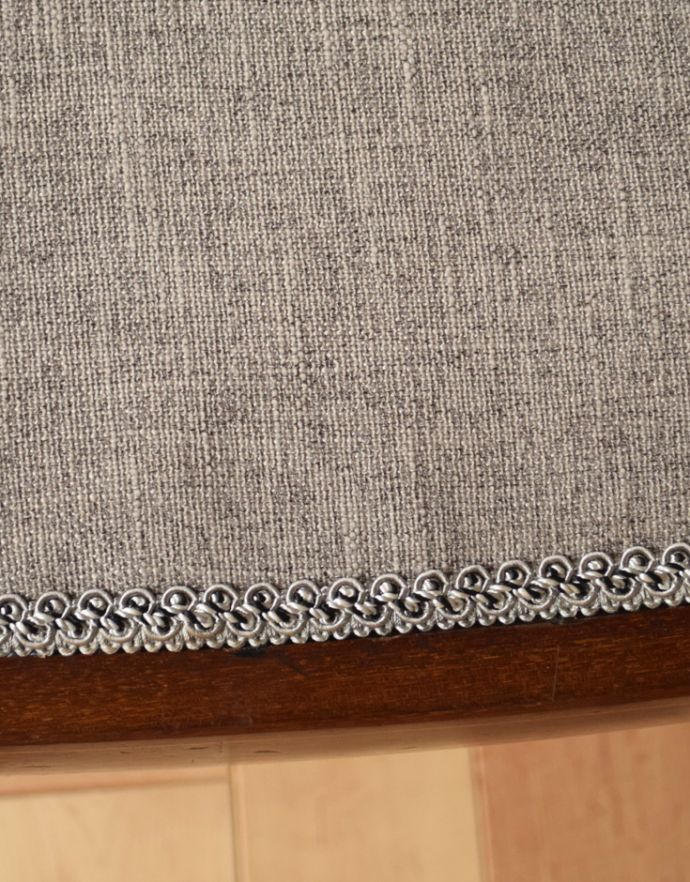 英国クラシックスタイル アンティーク チェア 象嵌が美しいアンティークチェア、マホガニー材を使ったセティ(ソファ)。今回は、より大人っぽい雰囲気にするためにシックなグレーをセレクトしました。(k-1084-c)