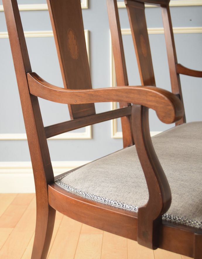 英国クラシックスタイル アンティーク チェア 象嵌が美しいアンティークチェア、マホガニー材を使ったセティ(ソファ)。アーム付きのくつろぎやすいチェアです。(k-1084-c)